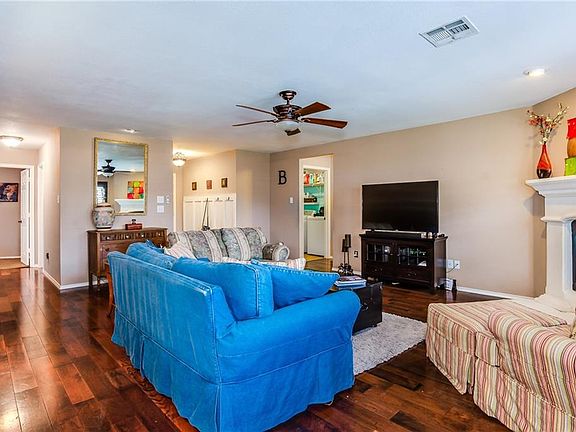 3rd image of 9829 Tanglebrush Dr