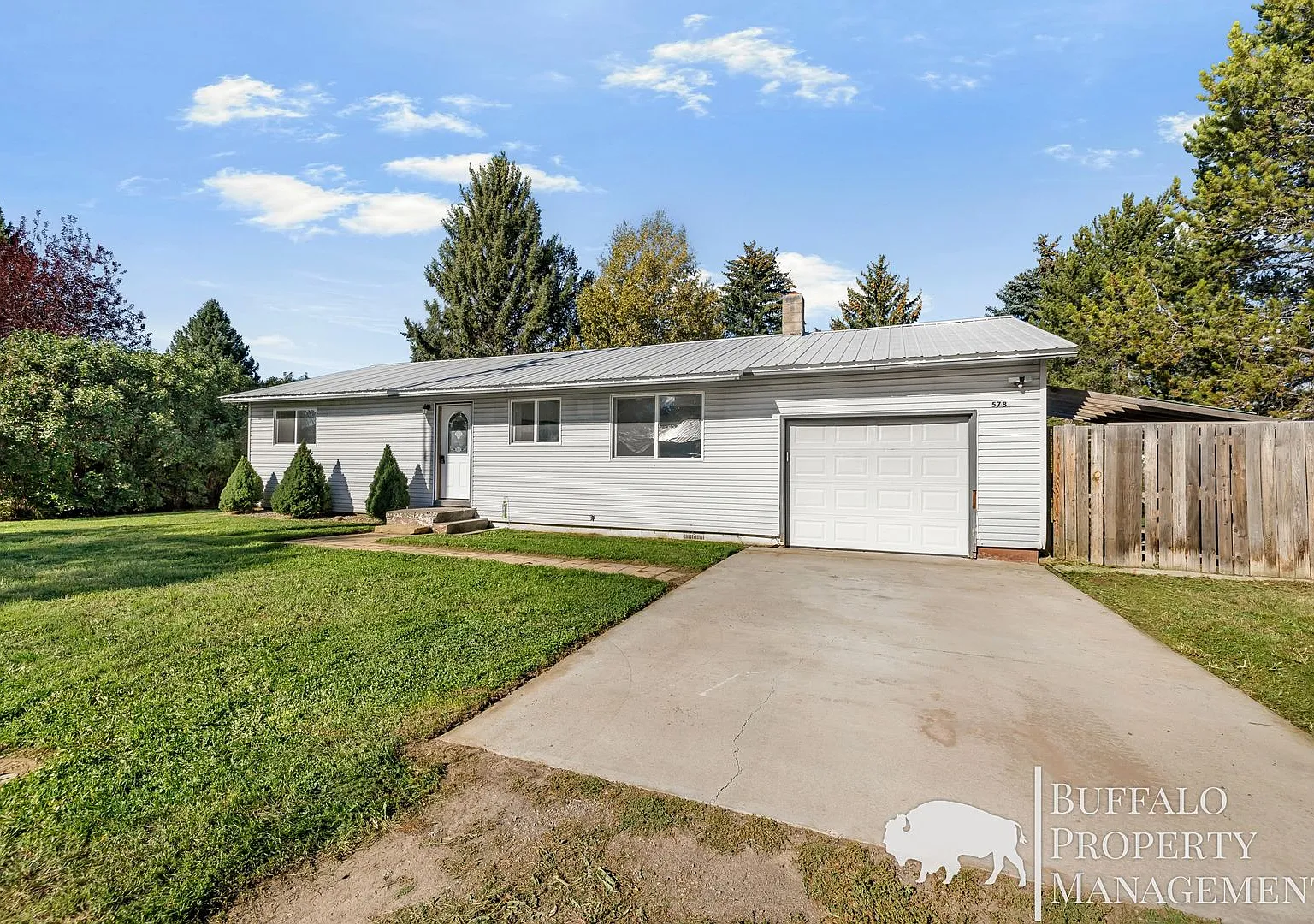 Charming Newly Remodel 3bd 1ba home with large fenced back yard!! — Photo 3