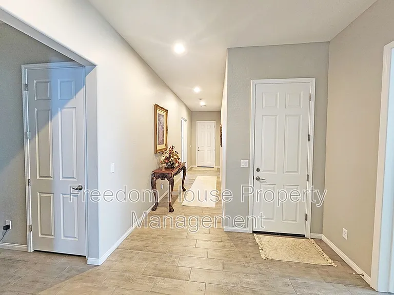 4901 Fairwood Ct — Photo 16