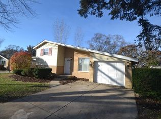 418 S Kennicott Ave, Arlington Heights, IL 60005