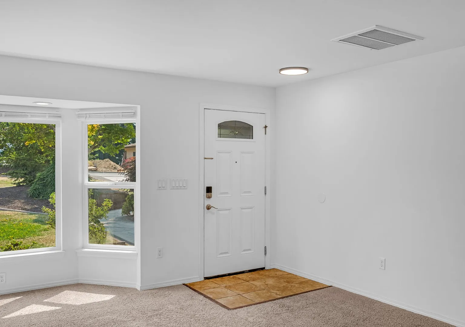Comfortable 3BR/2BA Home in Kent Fenced Backyard & Deck — Photo 4