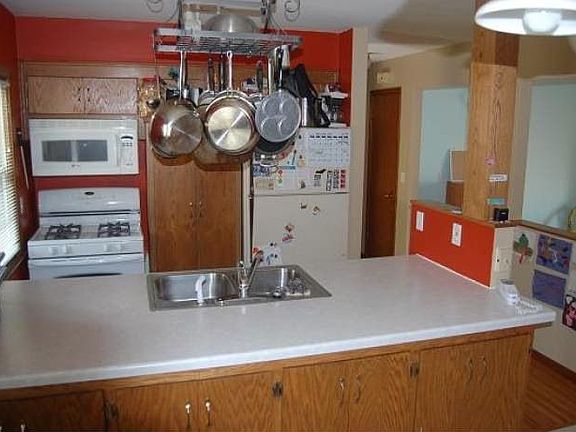 OPEN KITCHEN GREAT FOR INTERTAINING