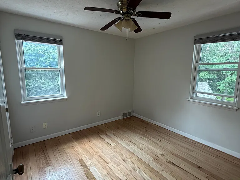 3770 Brewster St — Photo 17