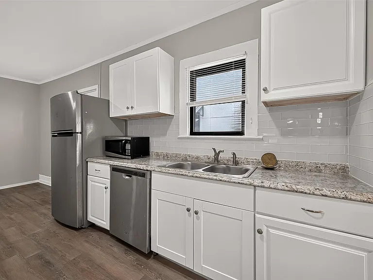 1507 Laird St — Photo 6