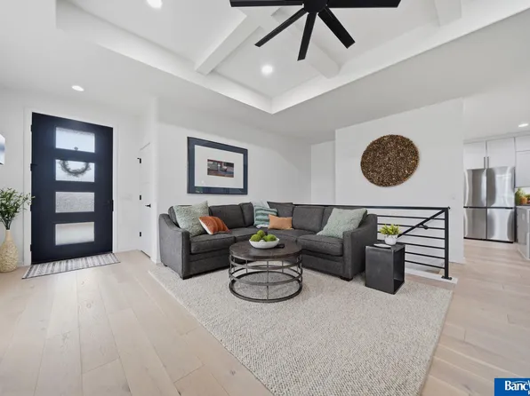 9118 Hillcrest Trl, Lincoln, NE 68520