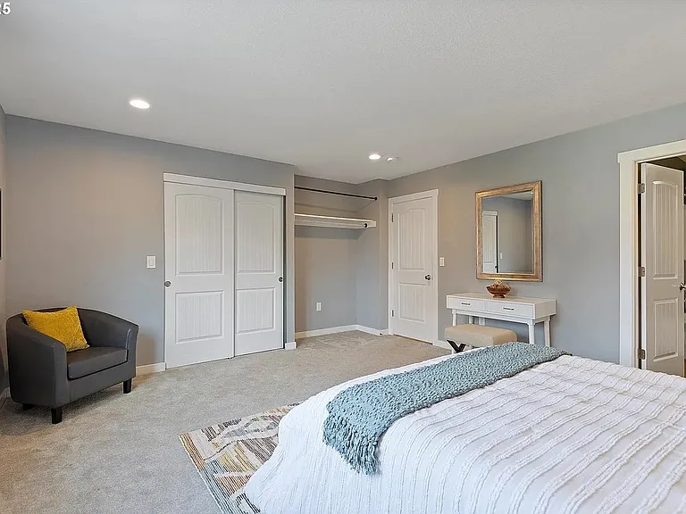 570 NE 55th Ave — Photo 16