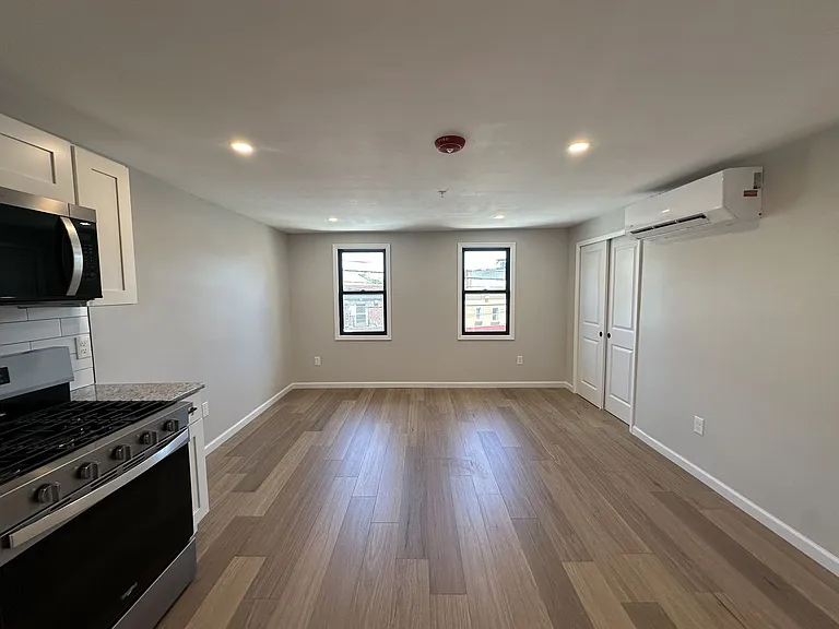58 Easton Ave — Photo 4