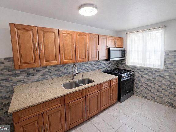 5th image of 1305 Robbins St