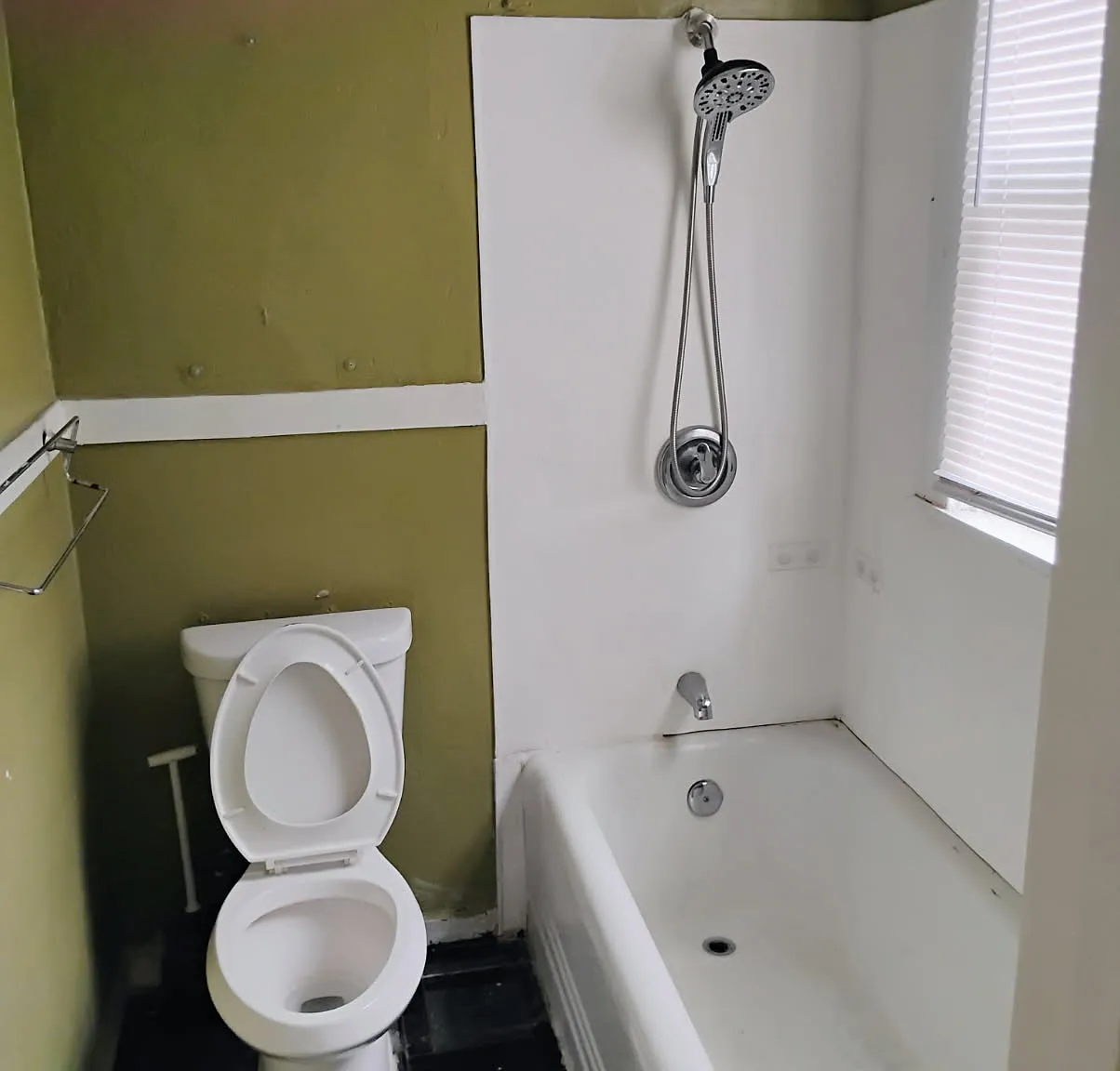 3 bed, 900 sqft, $2,100 — Photo 2