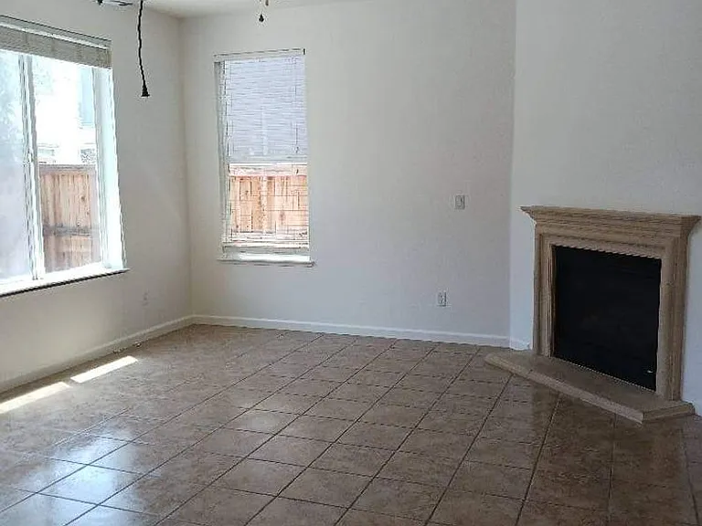 2435 Hanson Dr — Photo 3