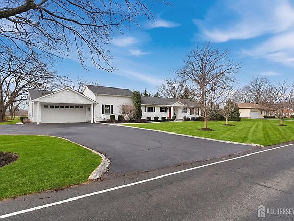 4th image of 23 Cranbury Neck Rd