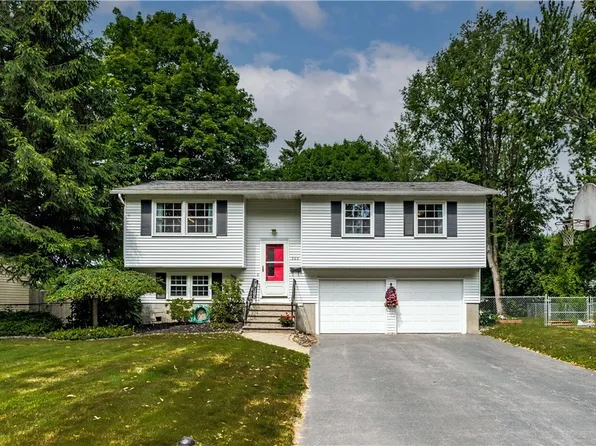 202 Single Dr, North Syracuse, NY 13212