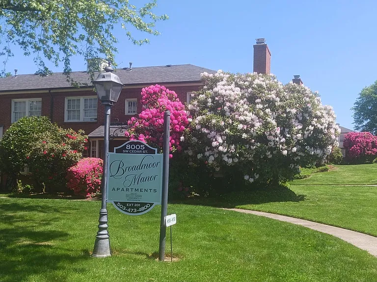 Broadmoor Manor — Photo 26