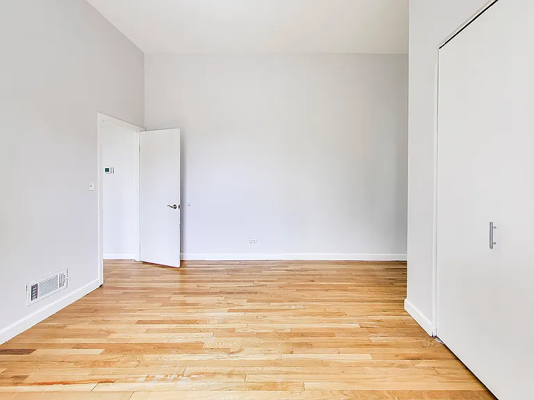 223 W Wisconsin St #2D — Photo 3