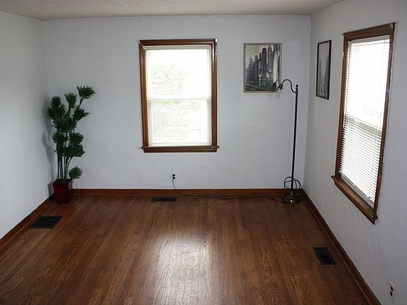 2nd image of 915 11th Ave