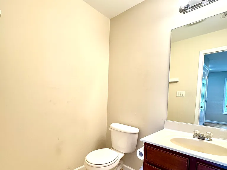 641 Hampton Way #B — Photo 9