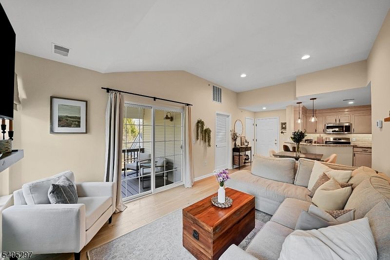 1st image of 654 Honeybrook Cir