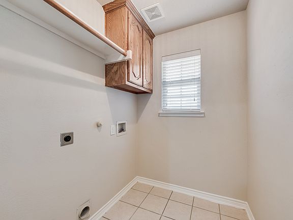 2nd image of 3806 Palace Pl