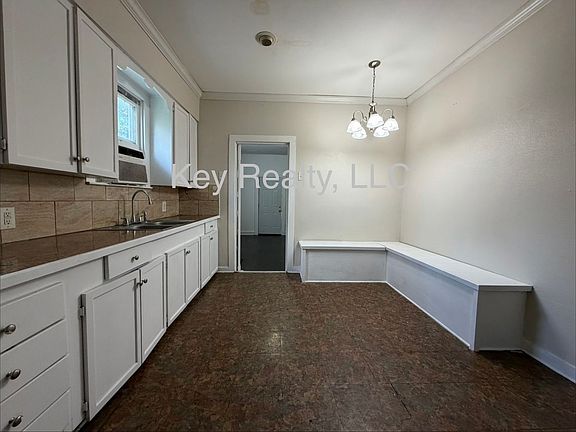 4th image of 100 Hill St