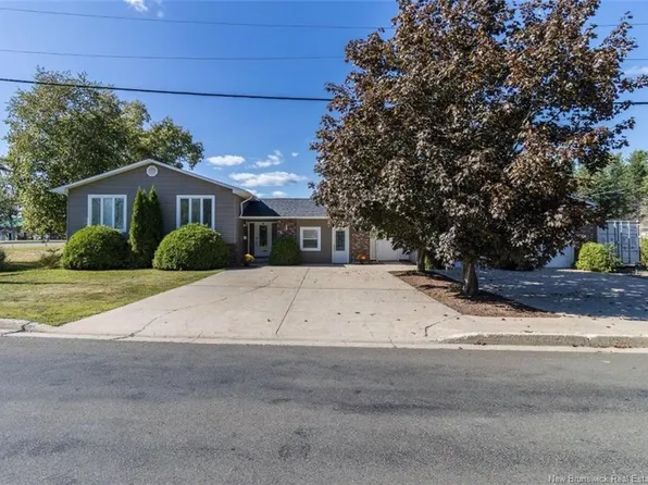 5 Timber Ln, Fredericton, NB E3A 8R6