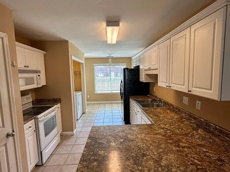 1405 Hillsboro Ln — Photo 3
