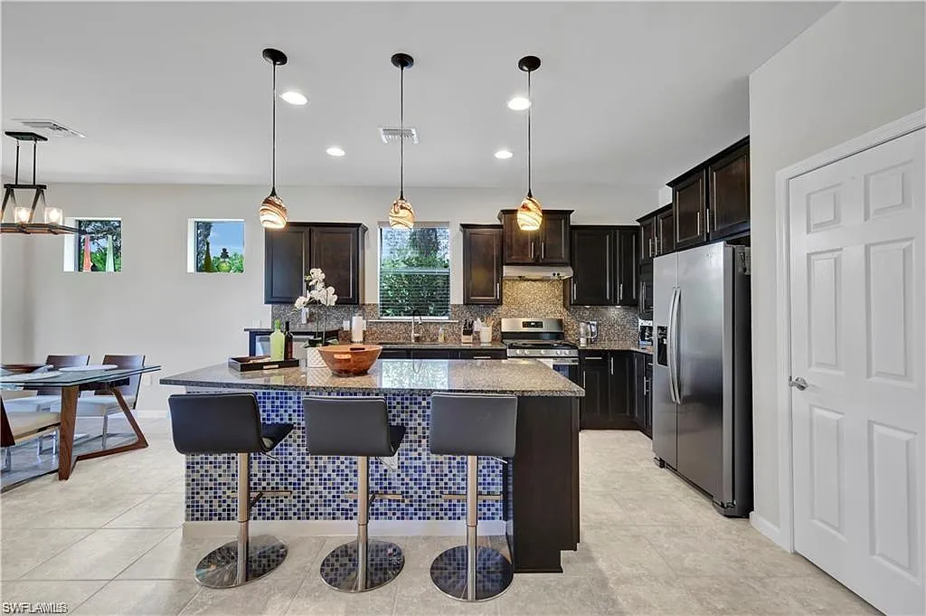 4 bed, 3.0 bath, 2461 sqft, $4,200 — Photo 4