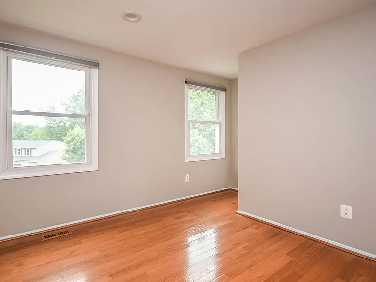 9627 Locust Hill Dr — Photo 22
