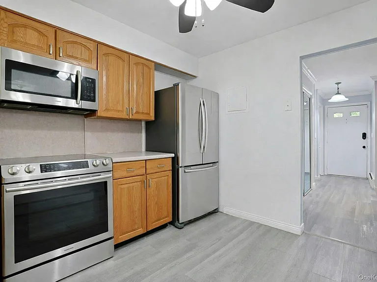 121 Coachlight Sq — Photo 10