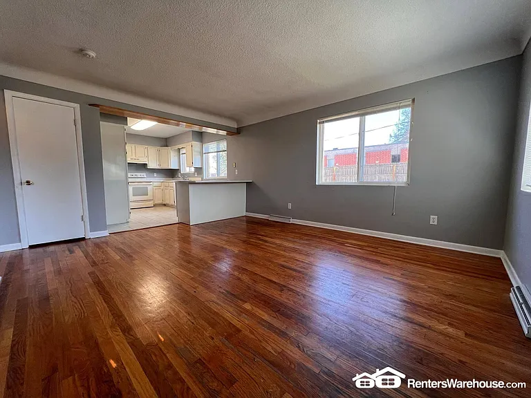 802 SW 3rd St — Photo 3
