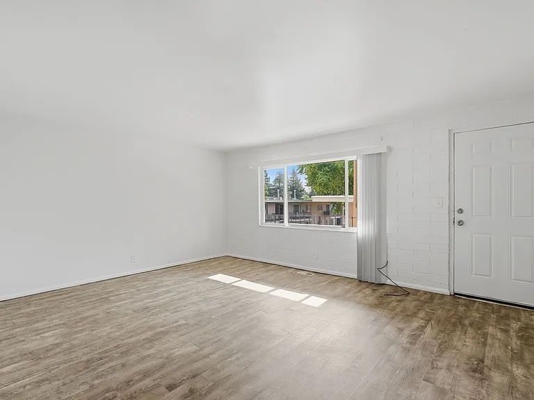 Towne Apartments — Photo 11