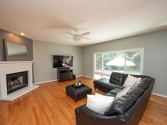 5th image of 3801 W Capilano Dr