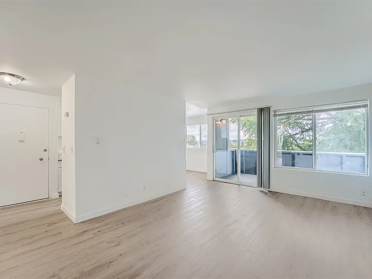 Sunset View Apartments — Photo 27