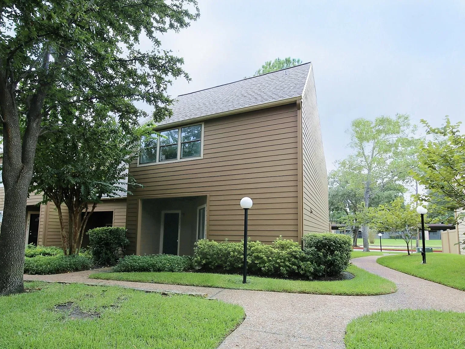 3 bed, 2.5 bath, 1550 sqft, $1,895 — Photo 2