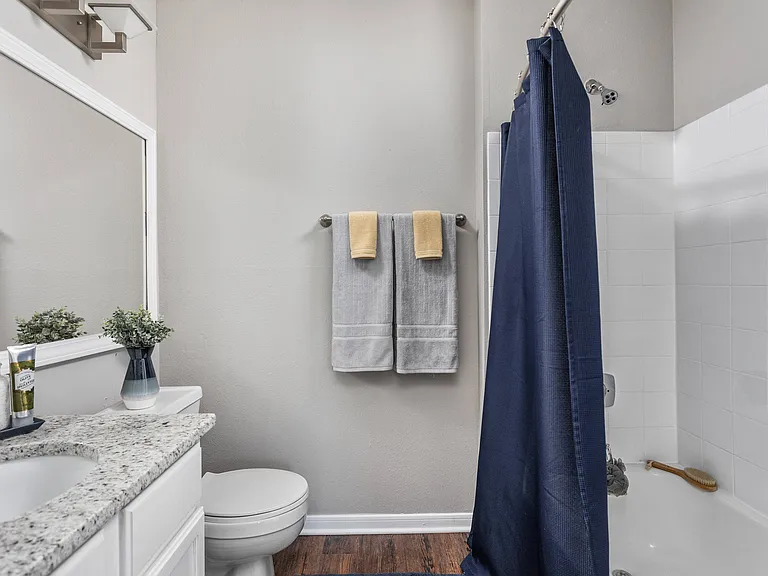 Spacious Full Bathroom