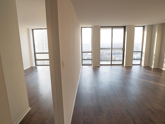 2nd image of 1660 N Lasalle St #1308