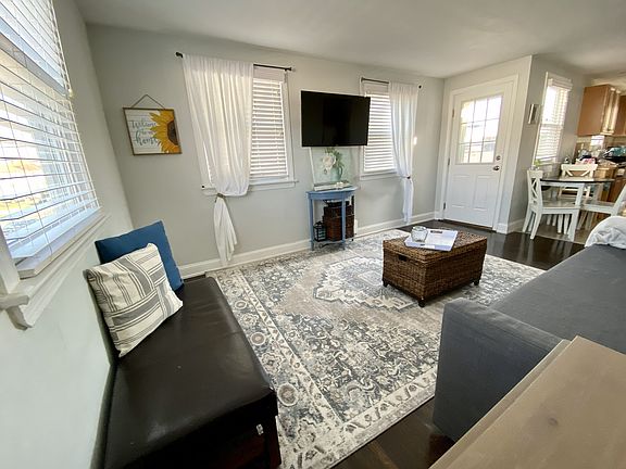 5th image of 200 N Harding Ave #B