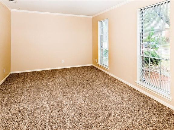 5th image of 2810 White Oak Ln