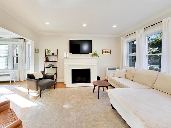 4th image of 4039 N Harding Ave