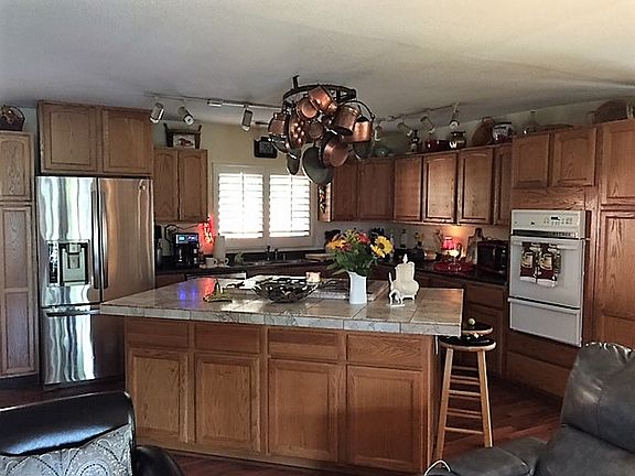 Kitchen w/ center island