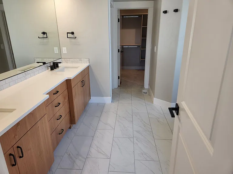 Master vanity and dual sinks