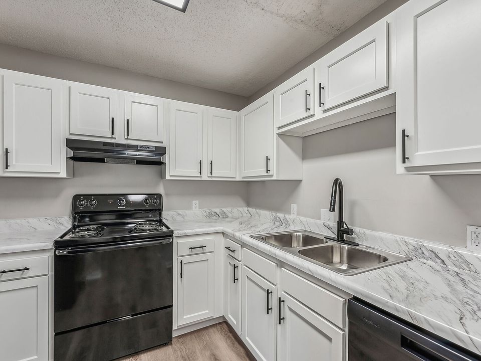 2 Bed/2 Bath Garden