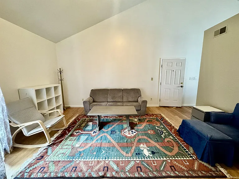 111 E 6th St #E — Photo 3