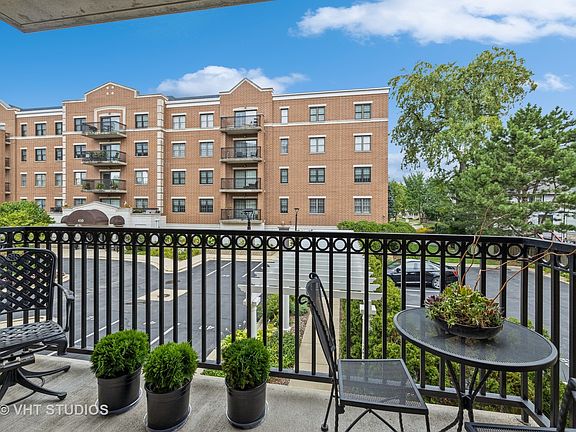 5th image of 420 W Burlington Ave Unit 203