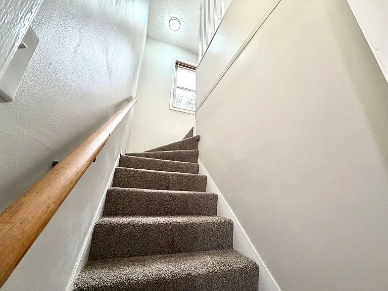 18235 Tracey St — Photo 32