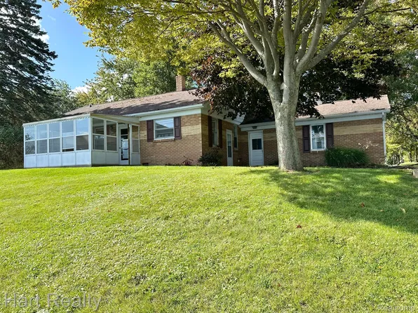 4910 Lakeshore Rd, Deckerville, MI 48427