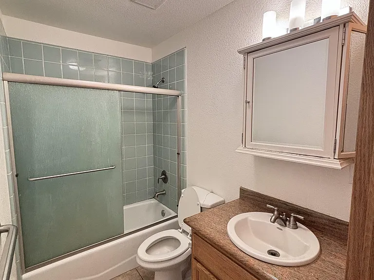 513 N Riverside Dr #1 — Photo 8