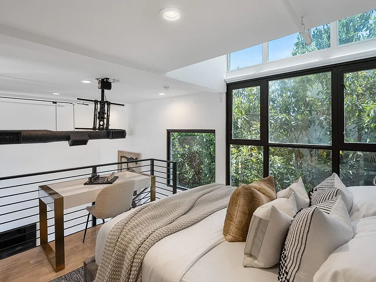 1037 N Laurel Ave #19C — Photo 62