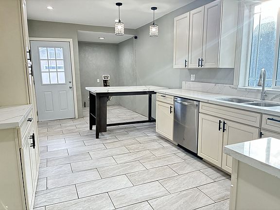 4th image of 162-164 E M St #162