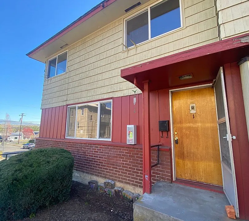 300 W 4th St