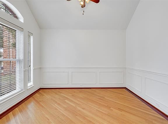 3rd image of 10402 Wood Dr